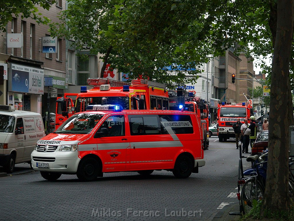 Schwerer Kellerbrand Koeln Ehrenfeld Venloerstr P086.JPG